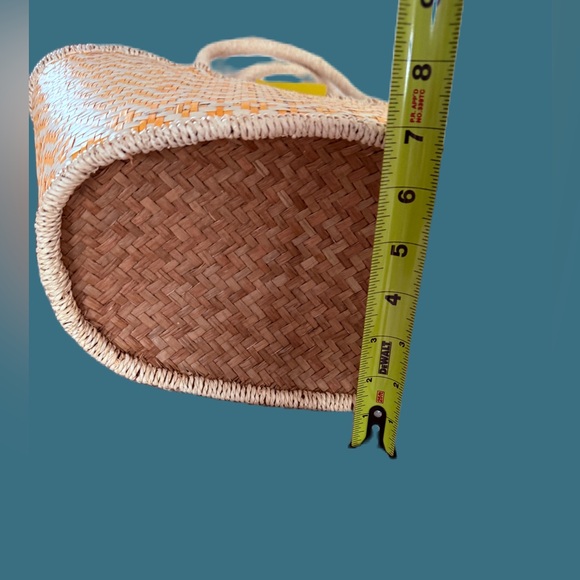 Straw Purse Made in India. Woven. Tan/Yellow. NWT
Cloth interior. Leather strap - Picture 6 of 9